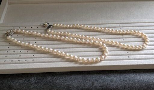 真珠のネックレスの糸替え・２